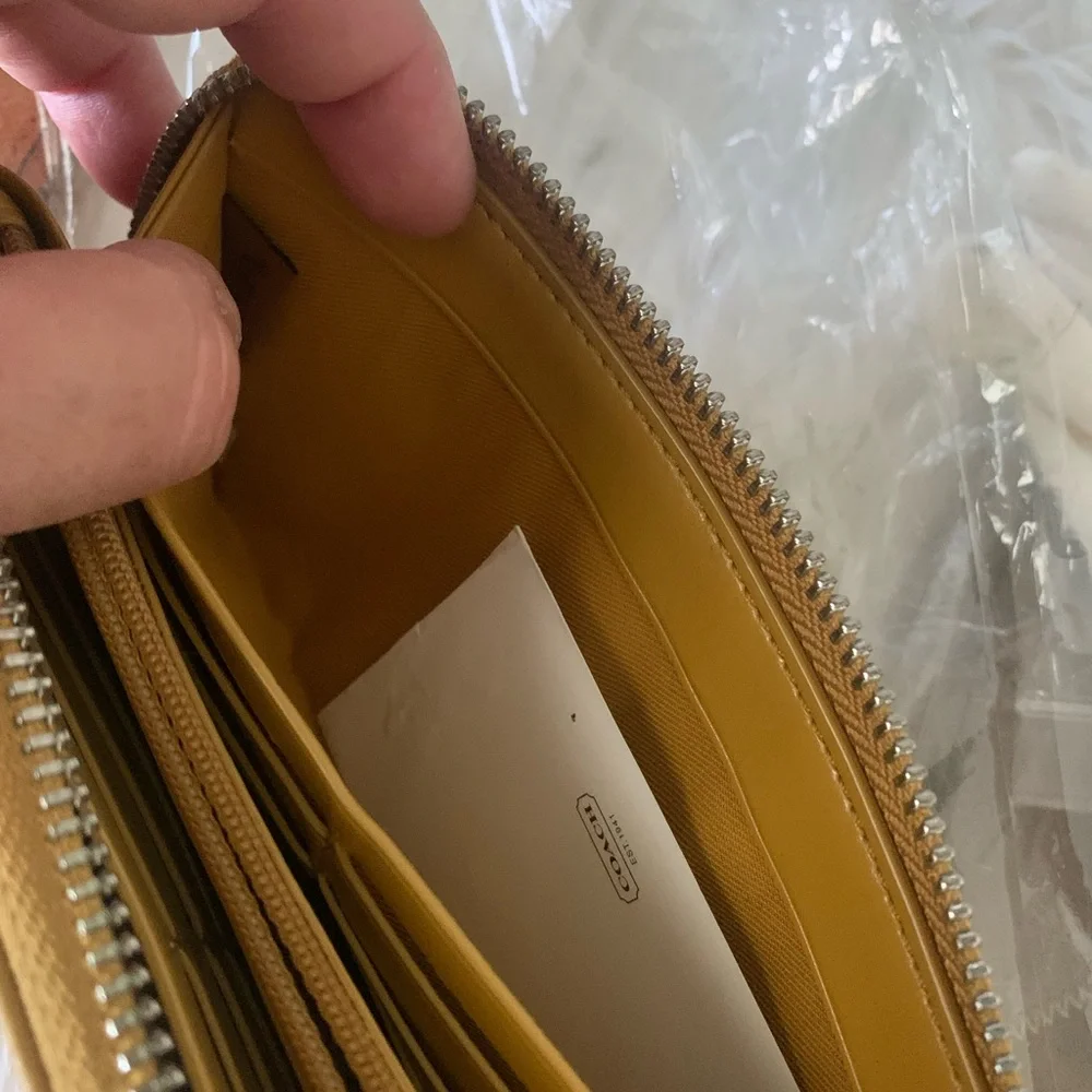 NWOT Coach Signature Leather Zip Around Long Accordion Wallet